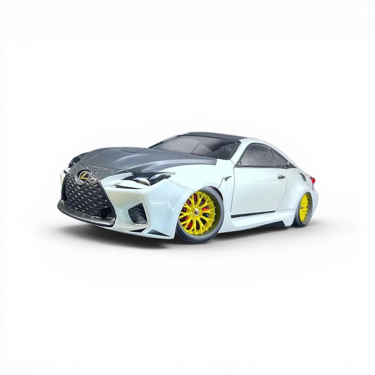 Carrosserie Tetsujin pour Lexus RC F, vue de profil avec détails de la carrosserie sportive et finition de haute qualité.