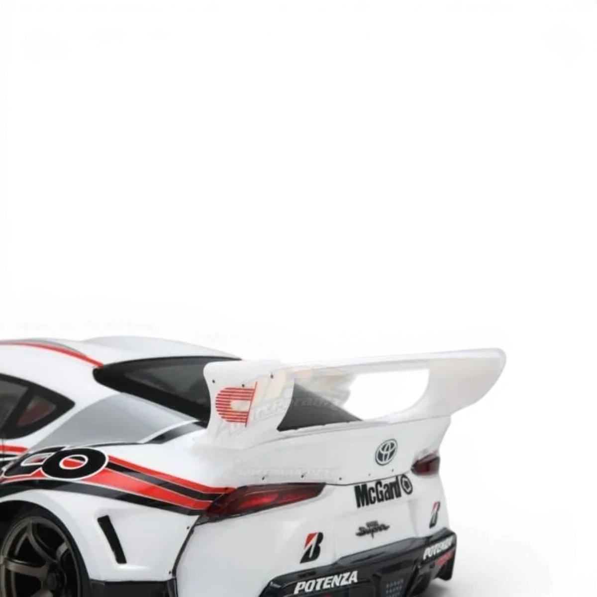 Seau de lumière et aileron personnalisés pour Toyota Supra A90, par Team Yokomo, en finition noir brillant.