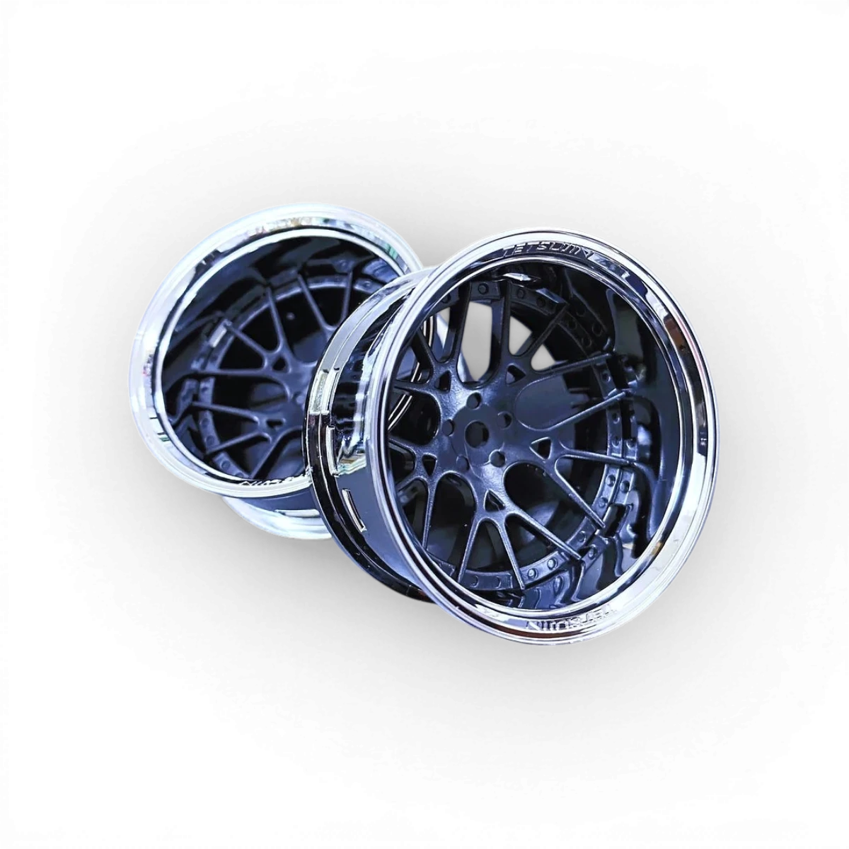 Roues Tetsujin Lycoris en chrome et noir, vue de face, avec design élégant et finition brillante.
