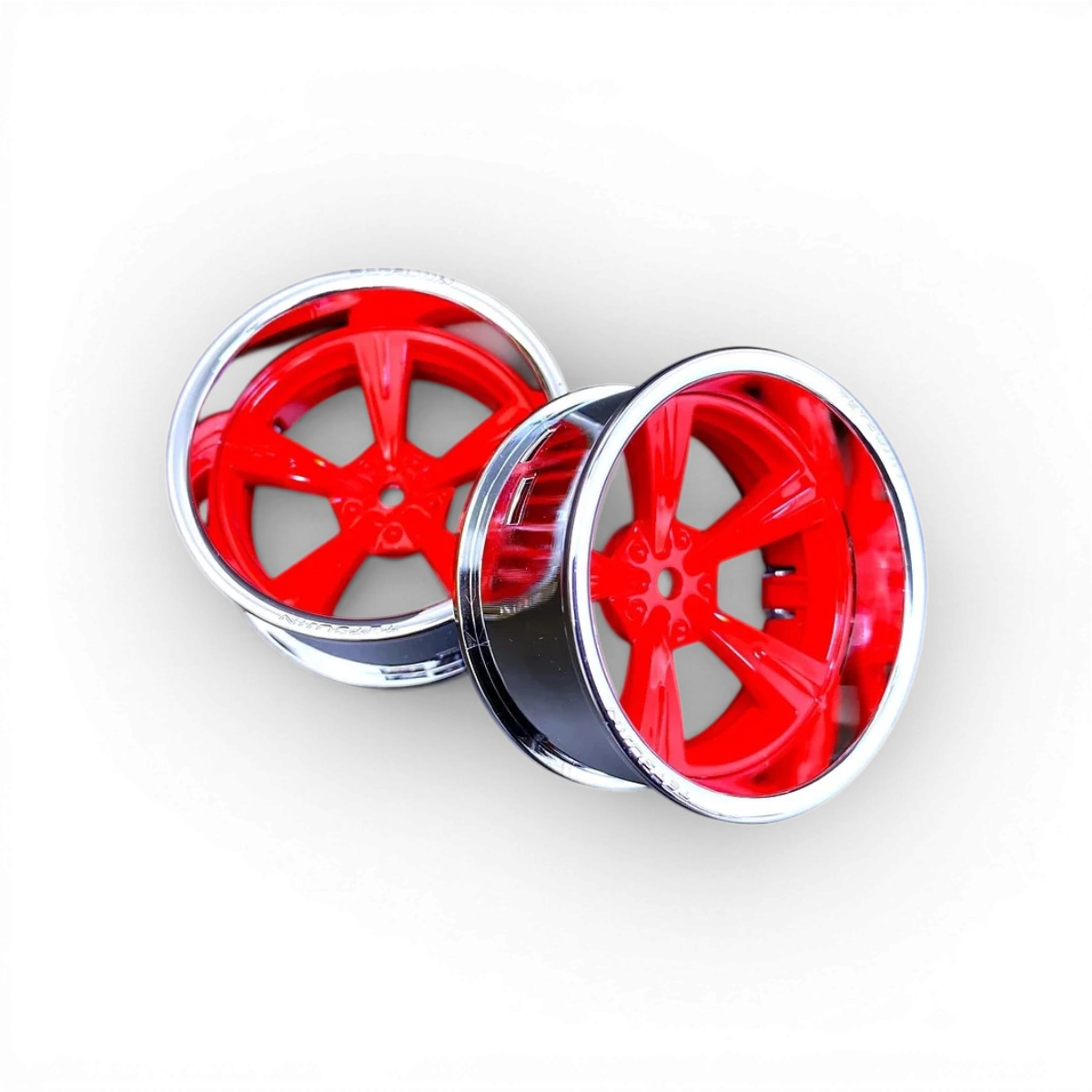 Ensemble de roues Tetsujin Mandarin chrome et rouge gloss avec jantes brillantes et détails chromés.