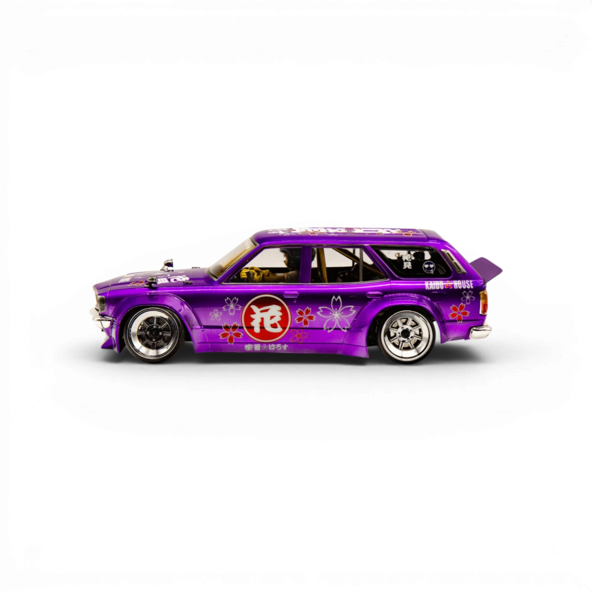 Voiture Mazda RX-3 break Pandem Mad Mike D1GP, carrosserie Addiction RC Design, vue de côté avec détails de la carrosserie.