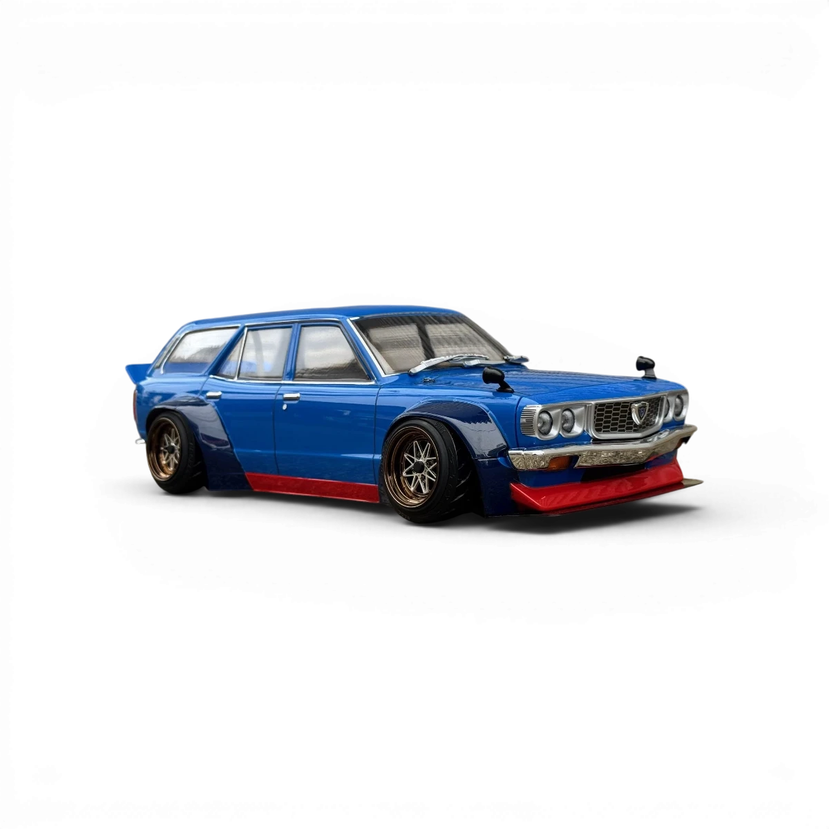 Carrosserie Mazda RX-3 wagon Pandem Mad Mike D1GP, modèle réduit Addiction RC Design, vue détaillée avec design sportif.