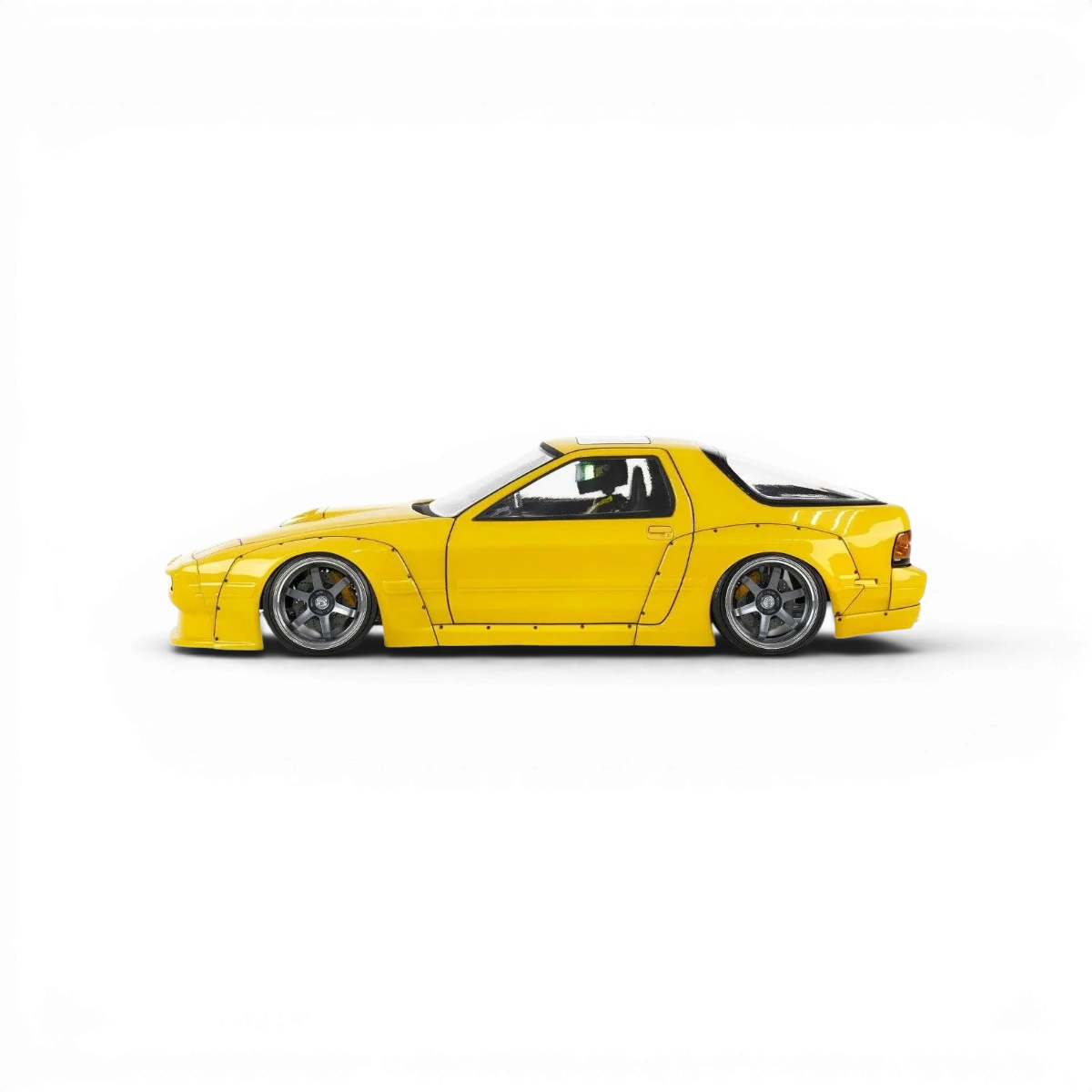 Carrosserie Mazda RX7 FC3S Pandem pour voiture RC, marque Aplastics RC, modèle détaillé et finition réaliste visible en image