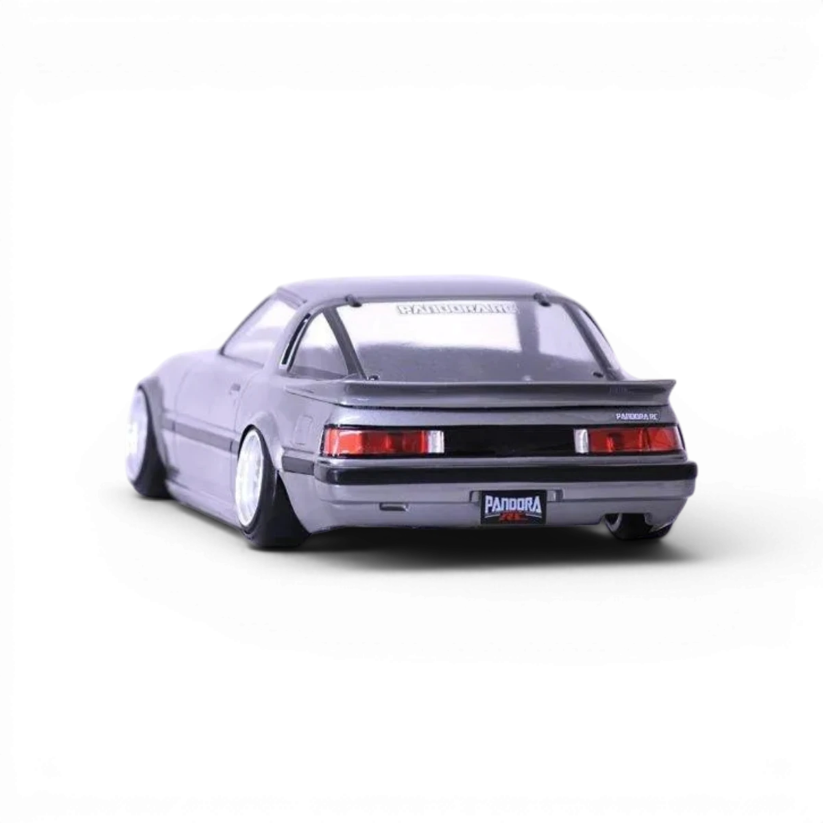 Voiture radiocommandée Mazda Savanna RX-7 SA22C Pandora RC avec carrosserie détaillée et design de drift.