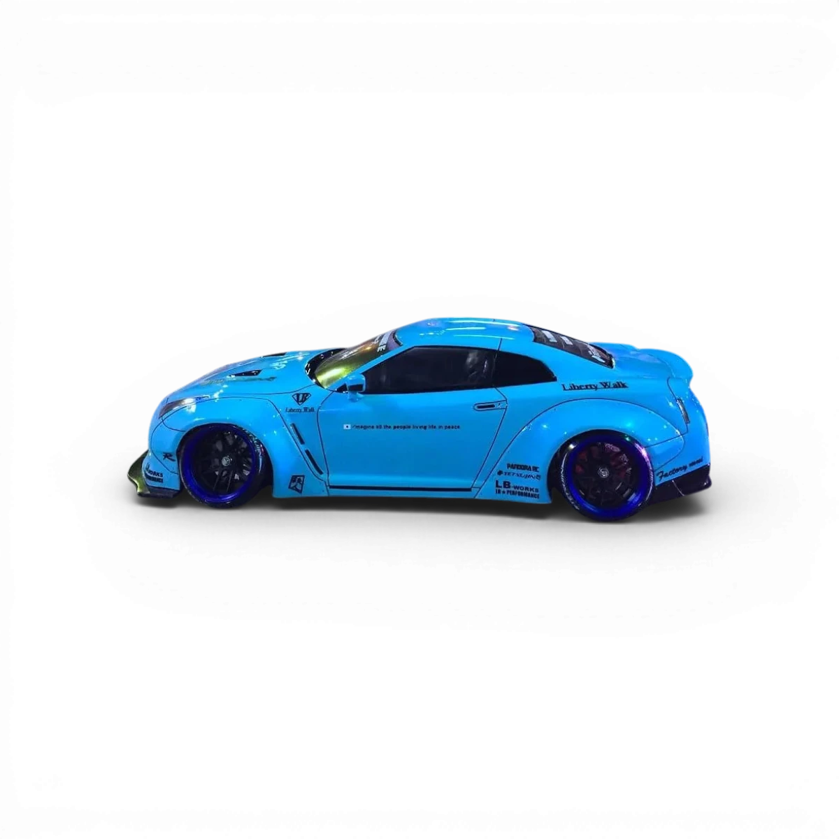 Carrosserie Nissan GTR LB Performance Tetsujin, finition détaillée, vue de face sur fond neutre.