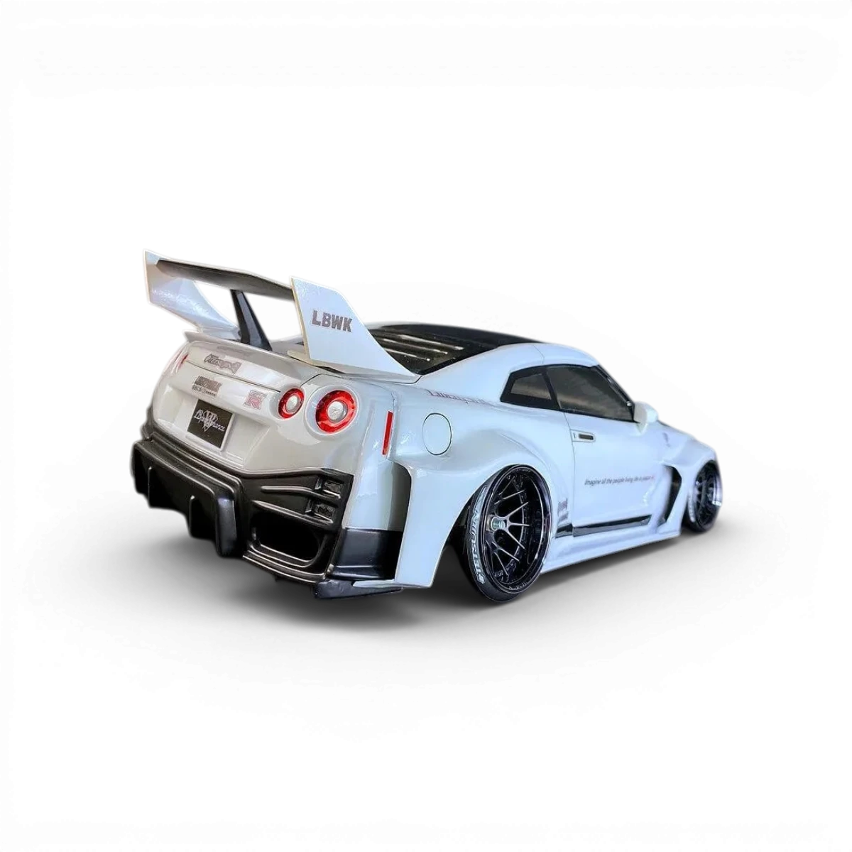 Silhouette de voiture Nissan GTR Tetsujin, carrosserie légère LW, vue en profil avec détails de design sur fond neutre.