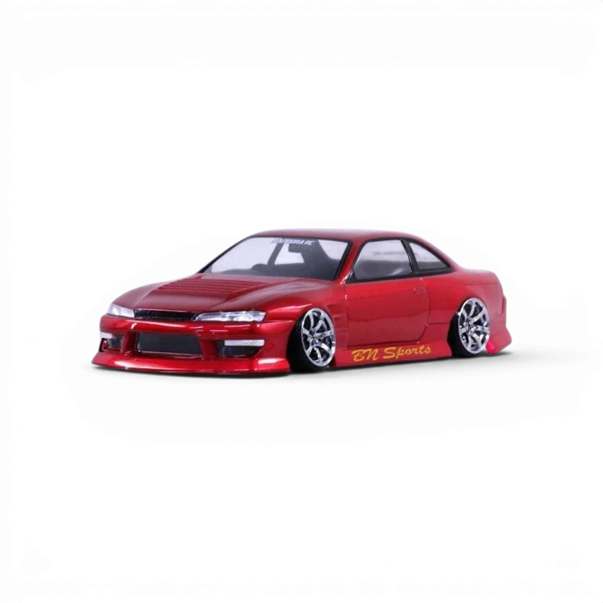 Modélisme voiture Nissan Silvia S14 tardive avec carrosserie BN SPORTS de Pandora RC, vue de côté.