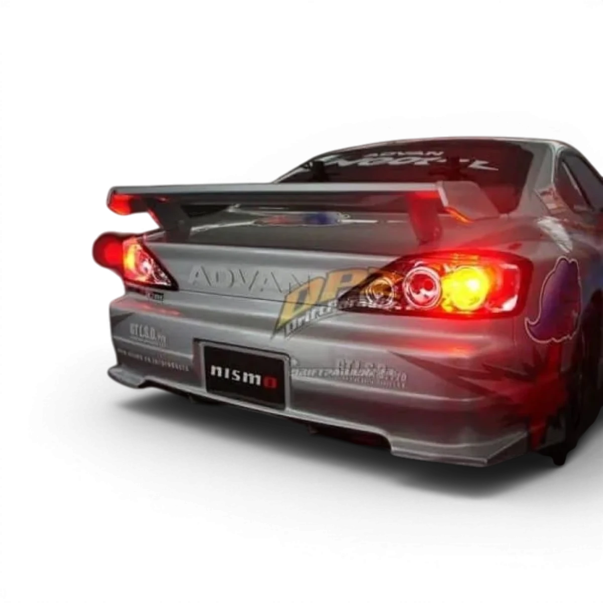 Voiture Tamiya Nissan Silvia S15 en carrosserie de drift, vue de face avec détails de la carrosserie et des roues.