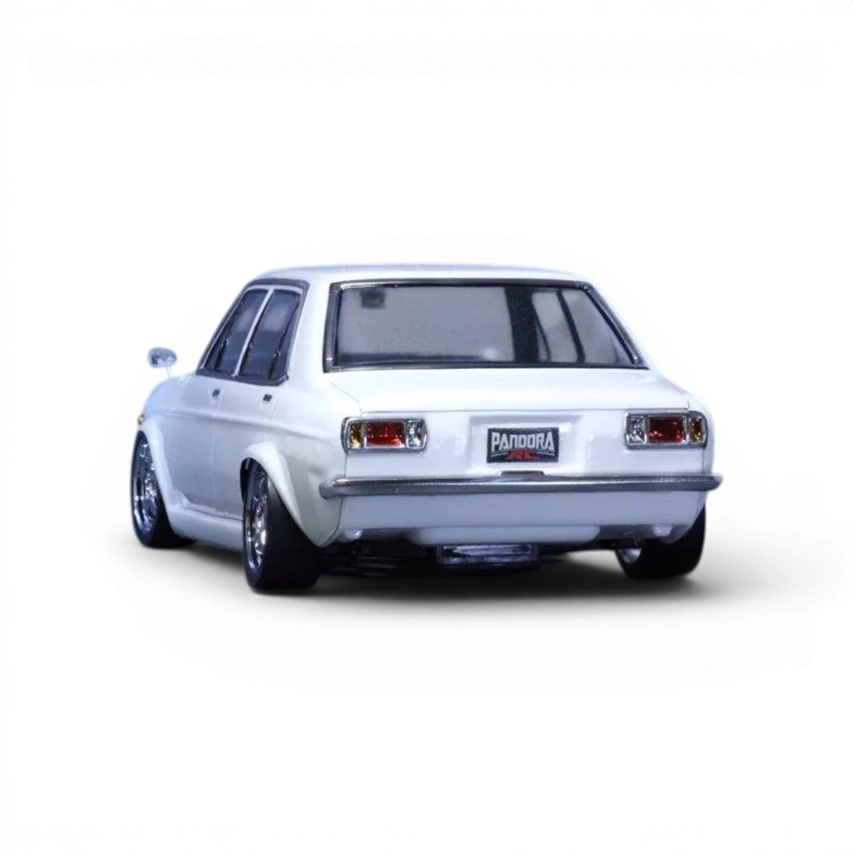 Carrosserie Pandora RC pour Nissan Sunny B110, modèle de voiture miniature avec détails réalistes et finition de haute qualité.
