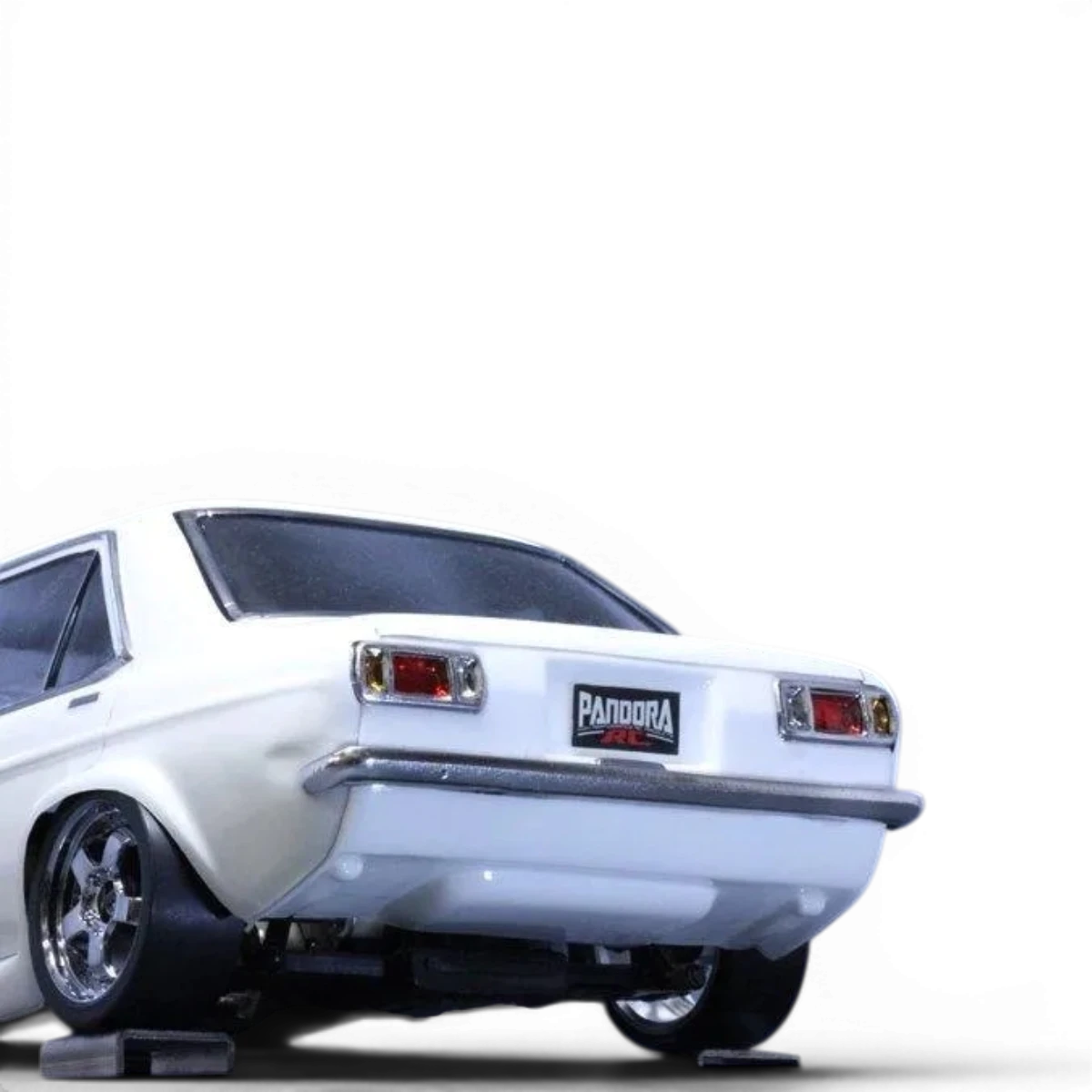 Carrosserie Pandora RC pour Nissan Sunny B110, modèle de voiture miniature, avec détails réalistes et finition précise.