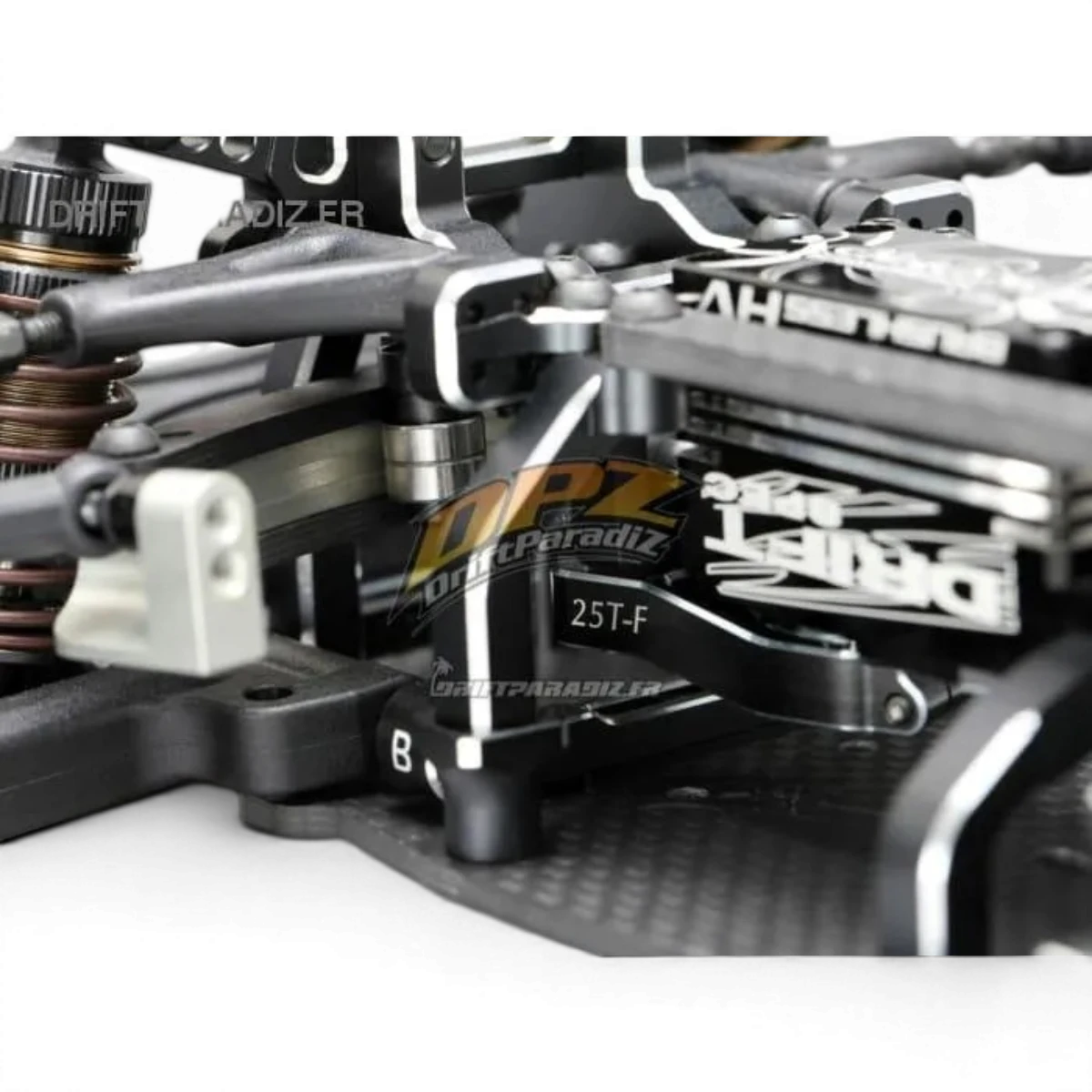 Palonnier servo 25T courbe en aluminium pour modelisme électronique, de la marque Team Yokomo, avec détails visibles.