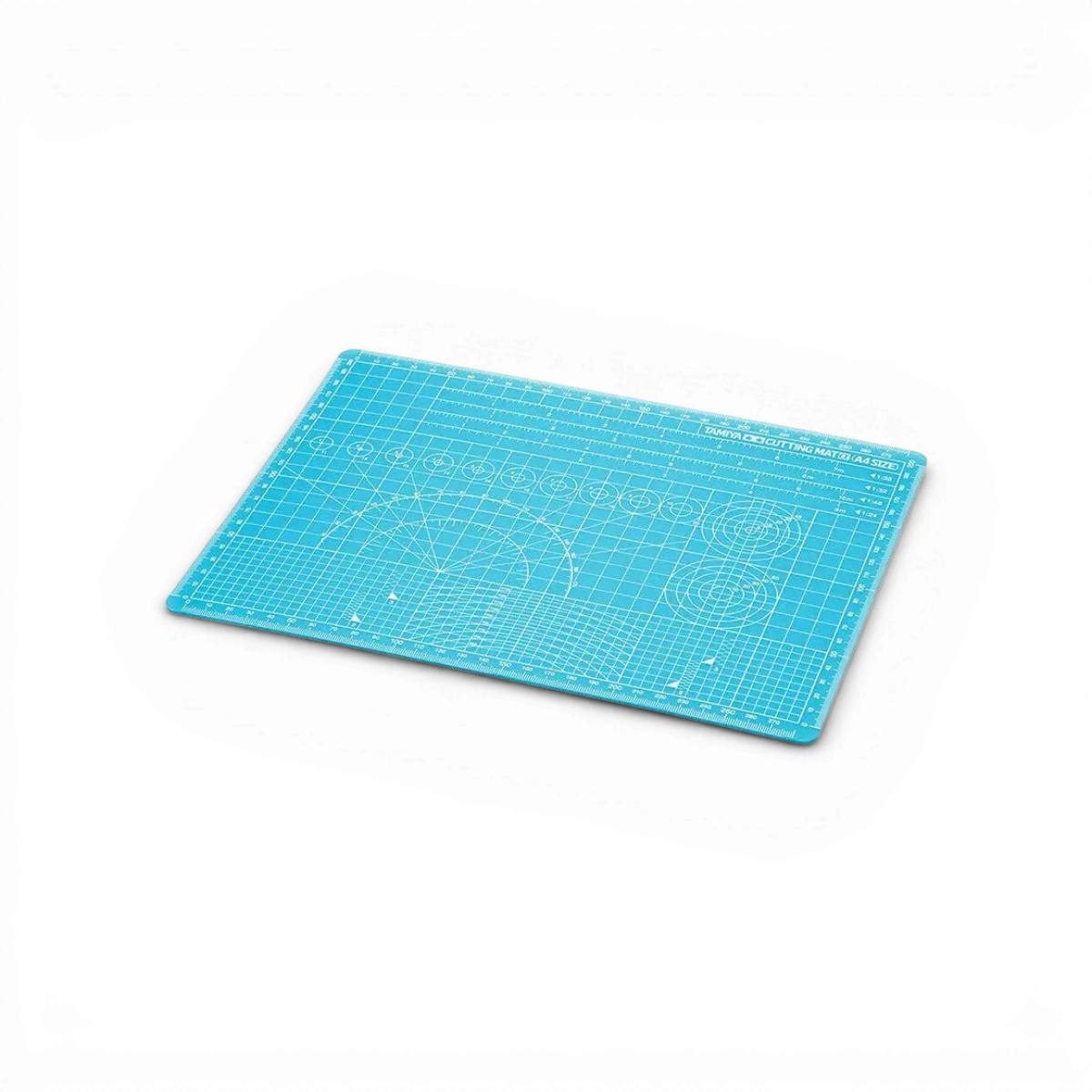 Plaque de découpe A4 translucide Tamiya, accessoire pour modélisme, surface lisse et résistante, en plastique transparent.