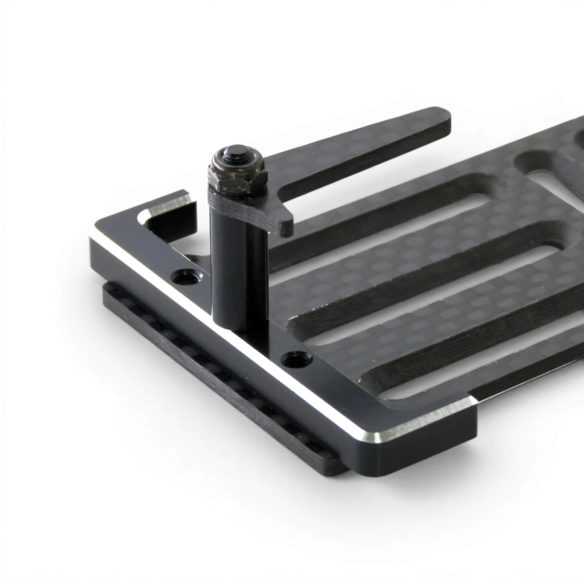 Plaque en carbone ajustable pour support de batterie, conçue par Wrap-UP Next, avec fixation robuste et finition élégante.