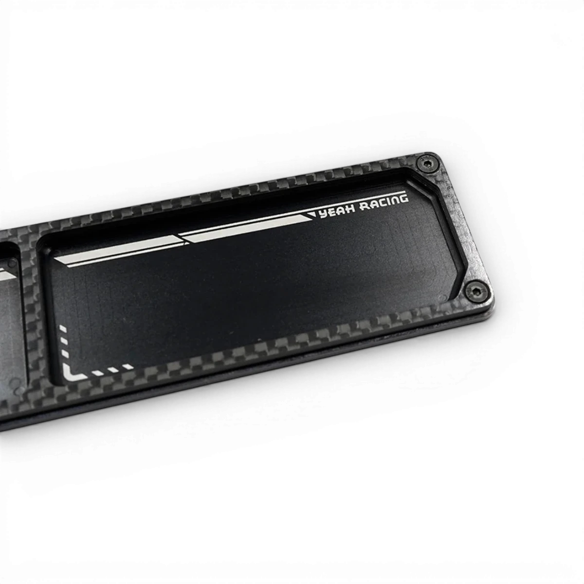 Plateau de rangement Slim en aluminium et carbone noir de la marque Yeah Racing, accessoire pratique et élégant.