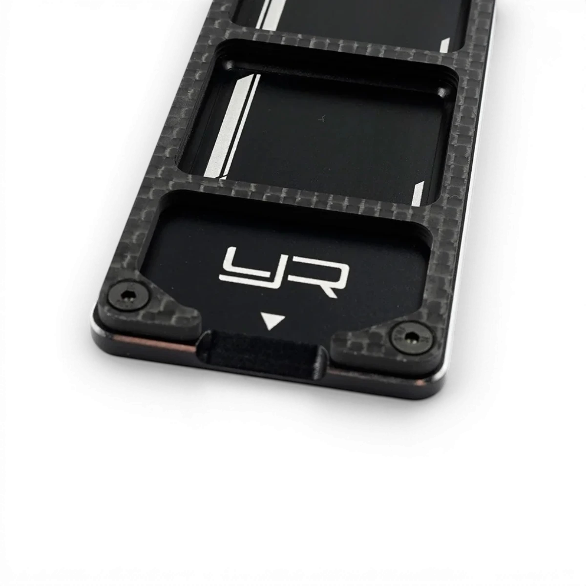 Plateau de rangement Slim en aluminium et carbone noir de la marque Yeah Racing, accessoire élégant et léger.