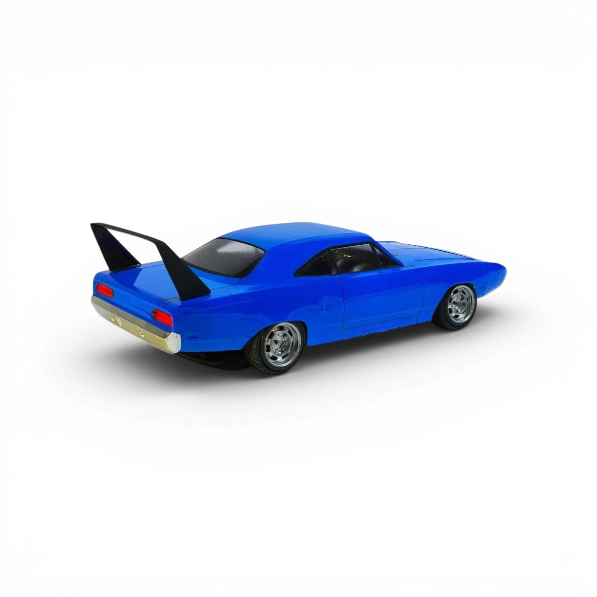 Voiture Plymouth Superbird en carrosserie Aplastics RC, détails réalistes et finition précise sur la carrosserie de modèle réduit.