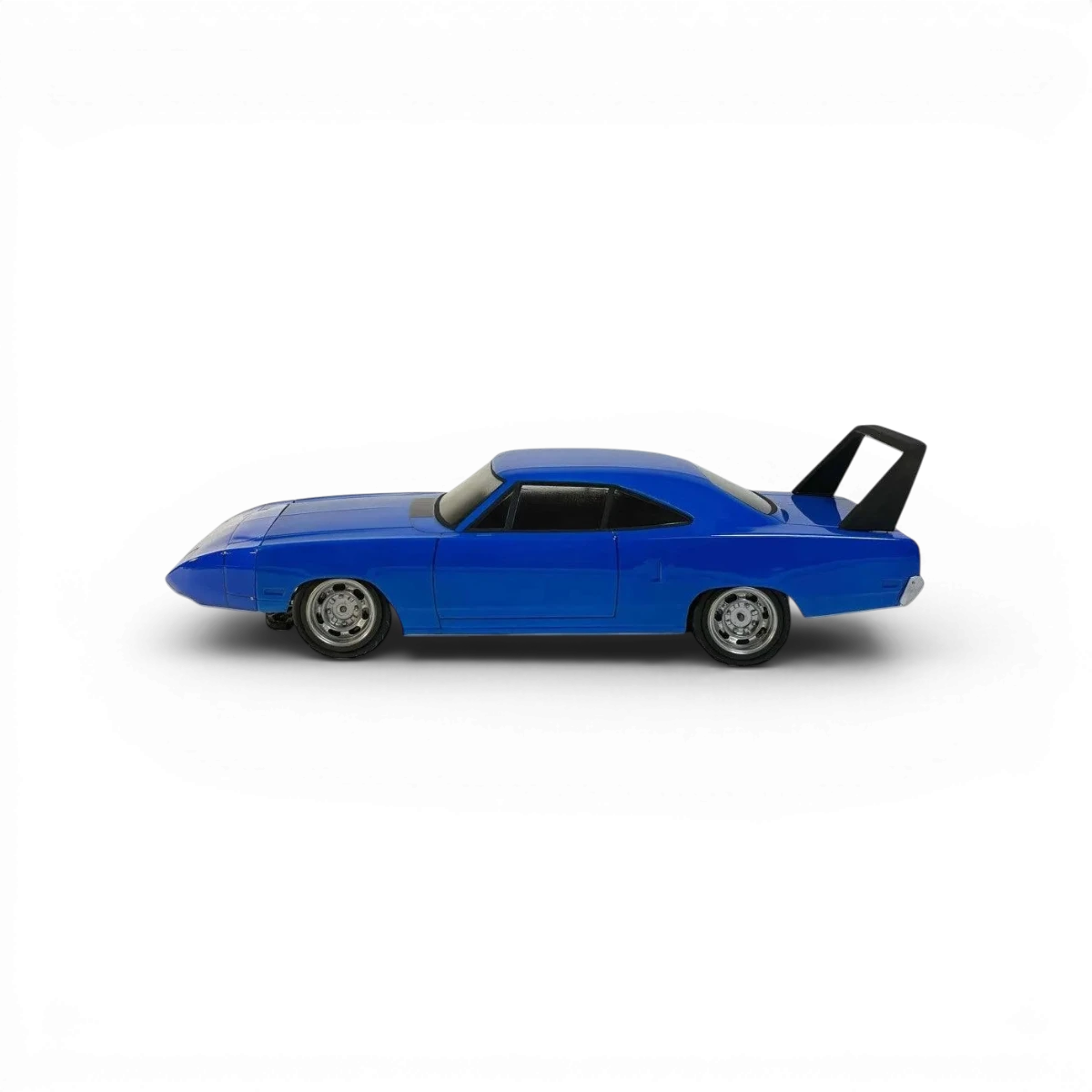 Voiture Plymouth Superbird en carrosserie RC Aplastics RC, détails réalistes et finition précise visible sur l’image.