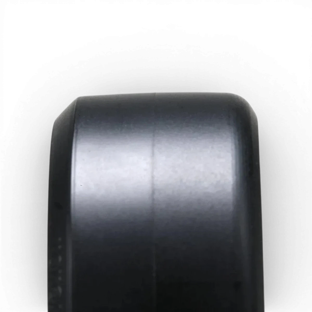 Pneus pour P-tile, roues de la marque Team Yokomo, avec surface en caoutchouc et motif pour adhérence optimale.