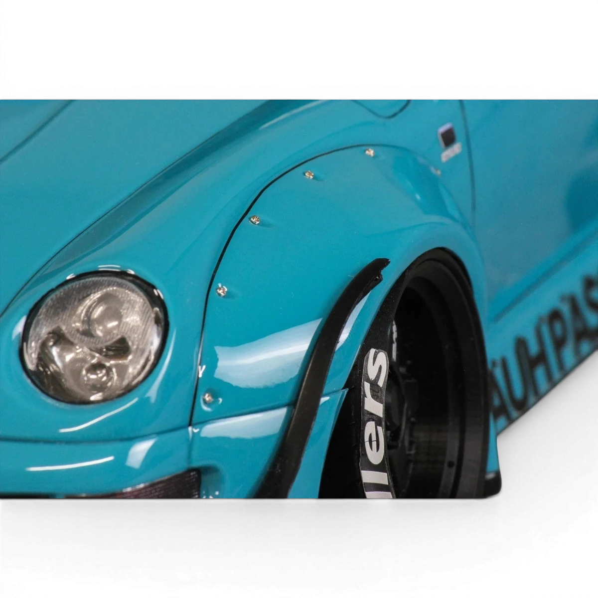 Carrosserie Porsche 911 RWB 993 RAUH-Welt BEGRIFF de Pandora RC, vue en détail avec finition précise.