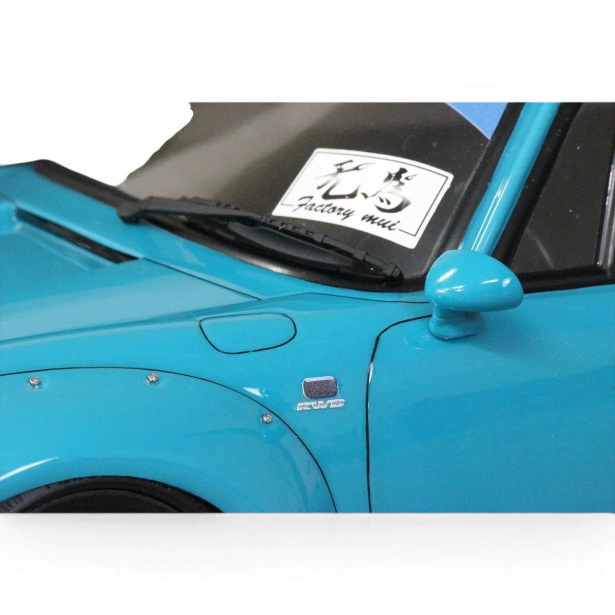 Voiture Porsche 911 RWB 993 Pandora RC, carrosserie détaillée avec peinture rouge et aileron large, vue de face.