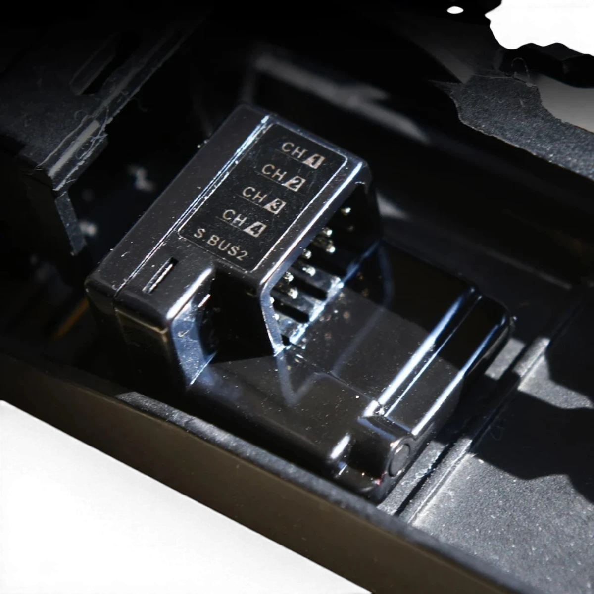 Récepteur AFRC RXF0324 pour Futaba T-FHSS 4 voies, électronique de radiocommande, connecté à une antenne.