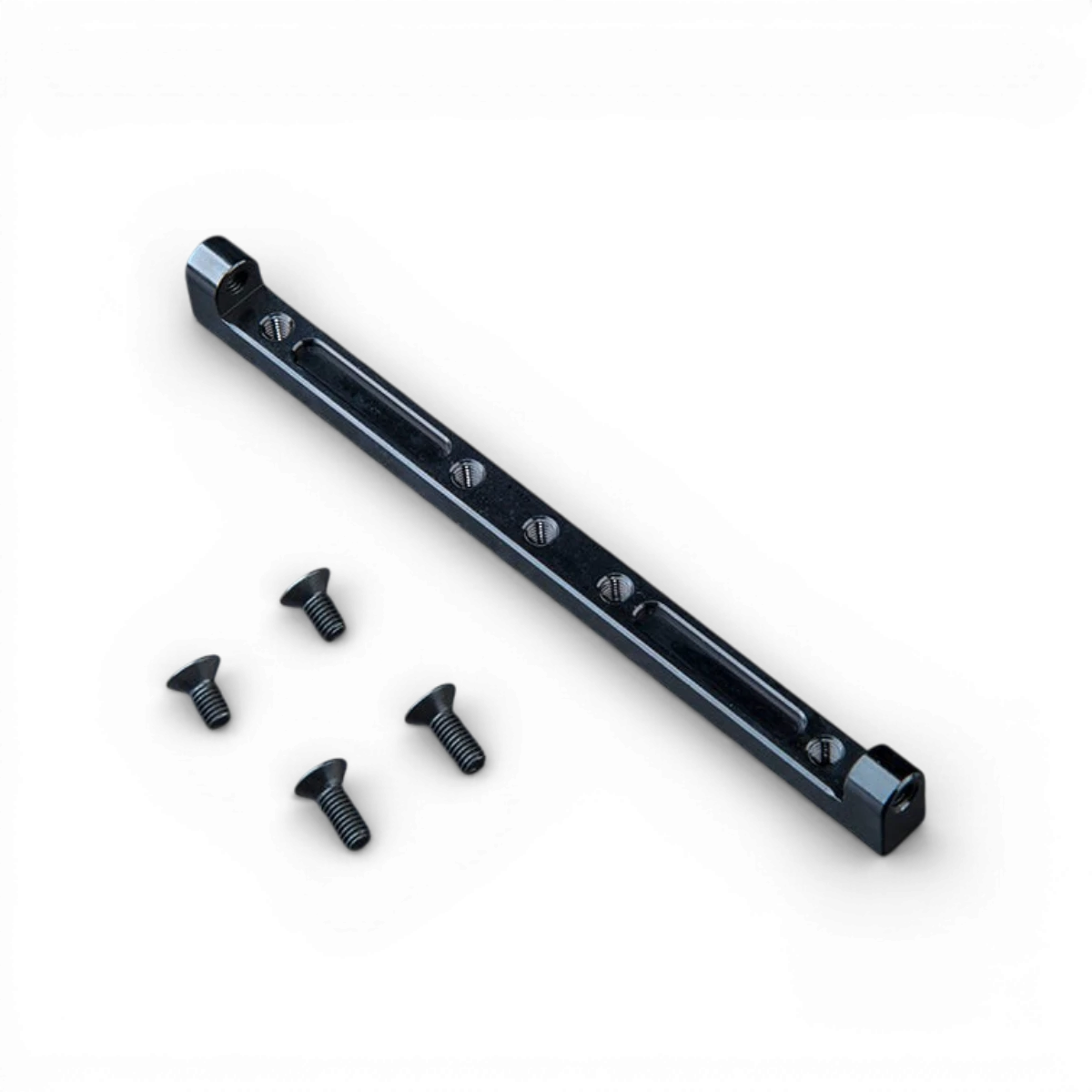 Renfort inférieur de châssis en aluminium pour MST FRX, pièce détachée de Max Speed Technology, vue de face.