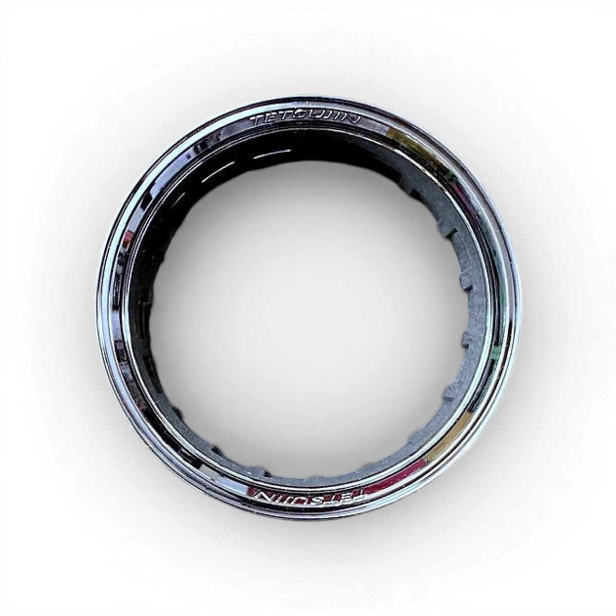Roue Tetsujin type 01 en chrome et noir, design moderne et élégante, vue détaillée de la jante en métal.