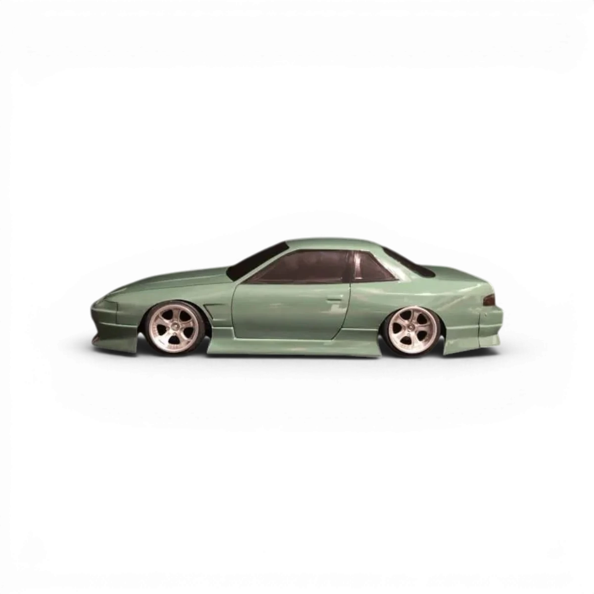 Carrosserie S13 Onevia Aplastics RC pour voiture de drift, détail en plastique noir et rouge, vue de face.