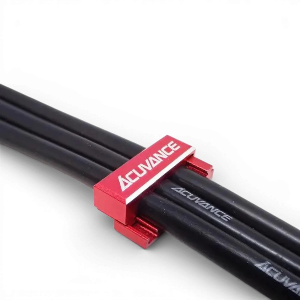 Serre-câble 12awg rouge Acuvance pour électronique, fixation solide et durable, visible en gros plan.