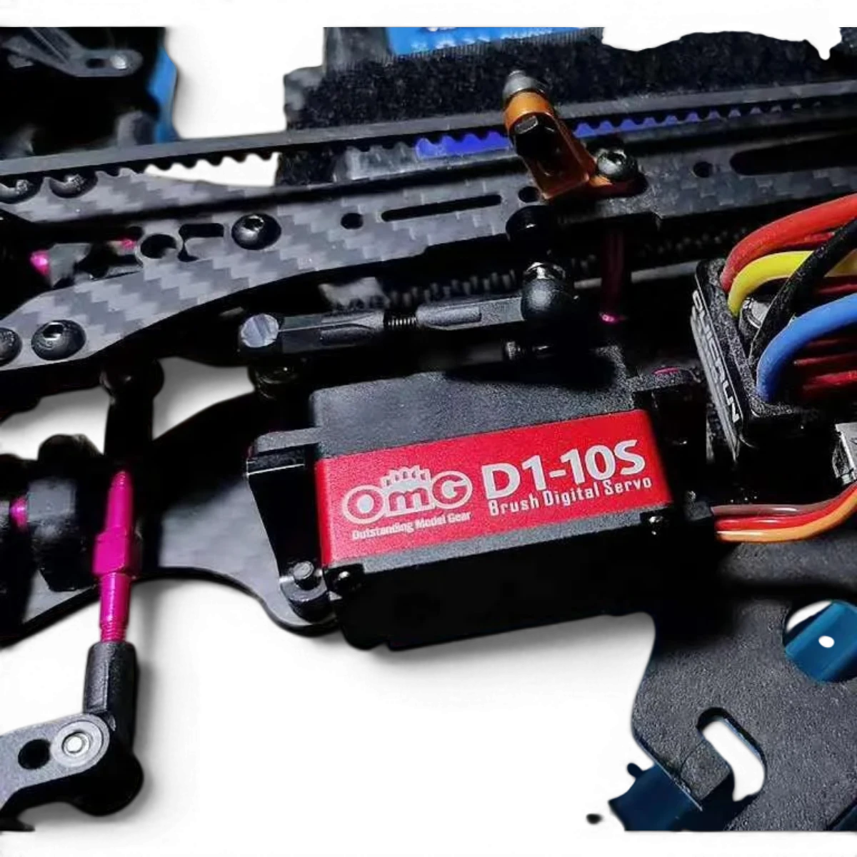 Servo électrique omg D1-10S, modèle à haute précision, avec boîtier noir et câblage visible, conçu pour la robotique et la modélisation.