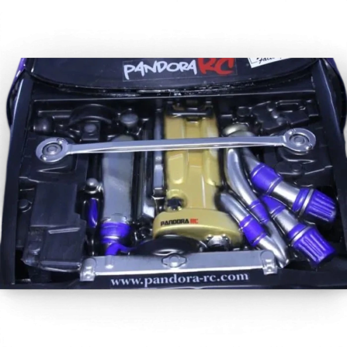 Ensemble de baies moteur universelles Pandora RC SR-RB-FA pour carrosseries de voitures radiocommandées, en plastique noir.