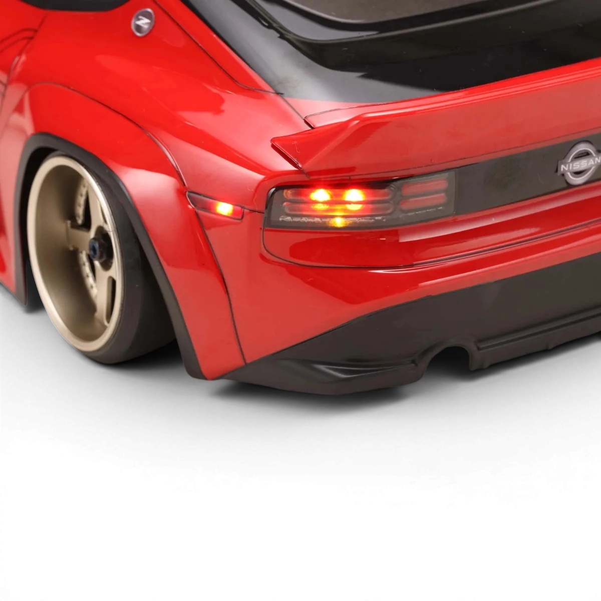 Ensemble d'éclairage LED pour Nissan Fairlady Z RZ34, kit de customisation de la marque Team Yokomo, avec lumières lumineuses et design moderne.