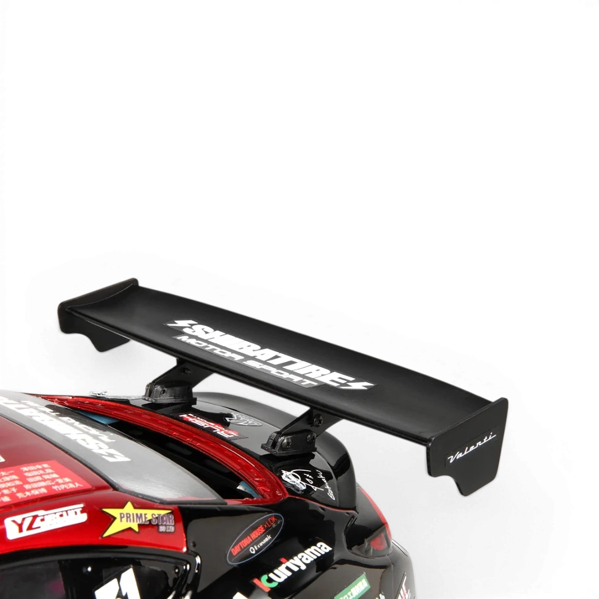 Carrosserie SHIBATA Toyota GR86 avec décoration D1GP, design sportif et détails colorés, vue de face sur fond neutre.