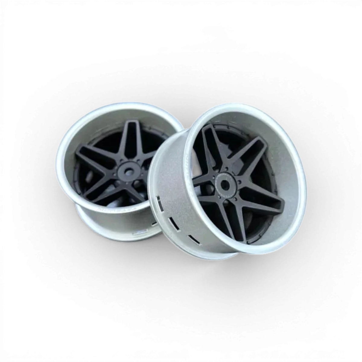 Roues Tetsujin Southern Chrome Gris en aluminium et noir mat, finition élégante et moderne, visibles sur l'image.