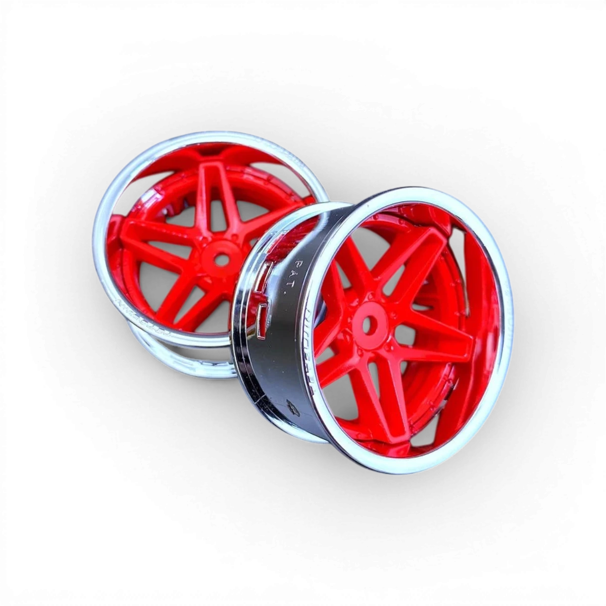 Ensemble de roues Tetsujin Southern Cross en chrome et rouge brillant, avec des jantes élégantes et un fini lisse.