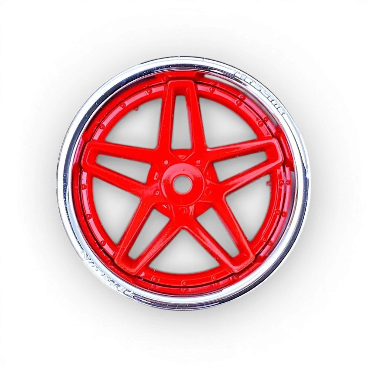 Ensemble de roues Tetsujin Southern Cross en chrome et rouge brillant, avec détails de finition lisse et design élégant.