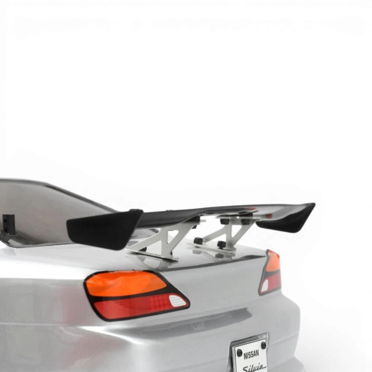 Support d'aileron en aluminium basse avec finition chrome pour customization, conçu par Team Yokomo.