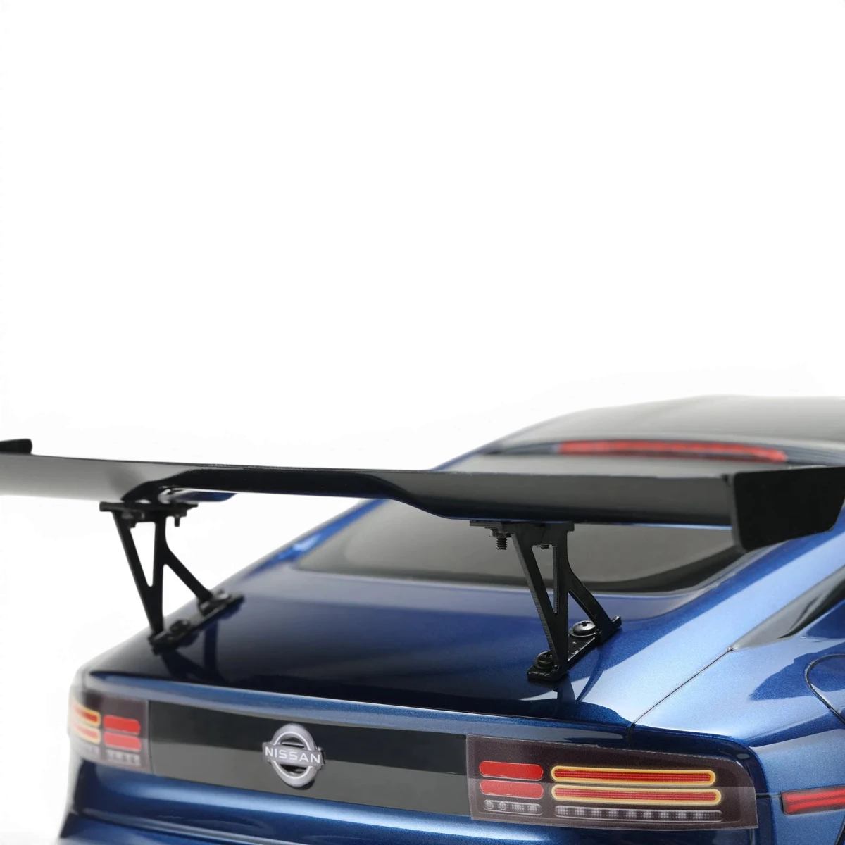 Support d'aileron personnalisé pour Nissan Fairlady Z RZ34, marque Team Yokomo, en plastique noir avec fixation visible.