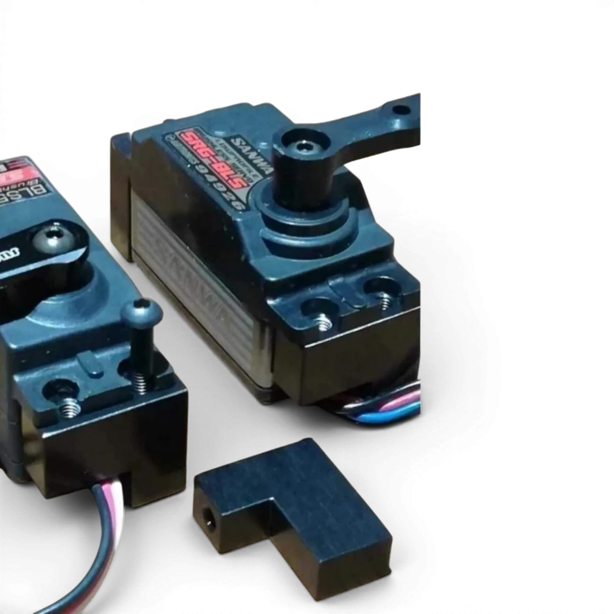 Support servo inversé en aluminium de Metal Garage, visible avec fixation robuste pour porte de garage.