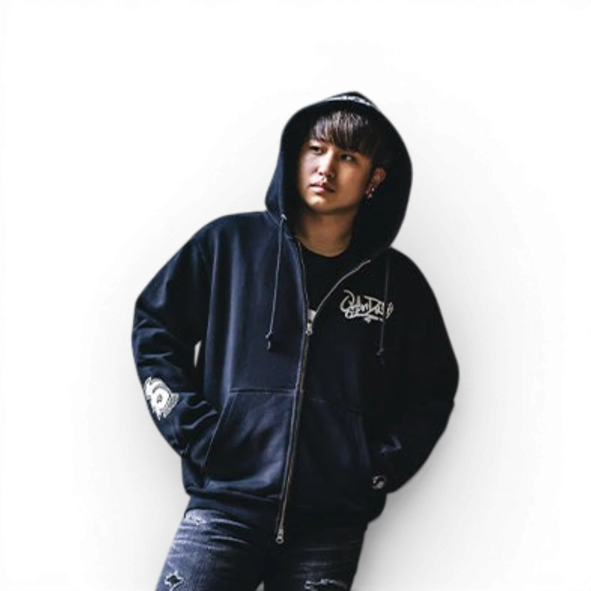 Sweat à capuche zippé Overdose 15th Anniversary, accessoire avec logo, tissu doux et ajusté, porté en mode décontracté.