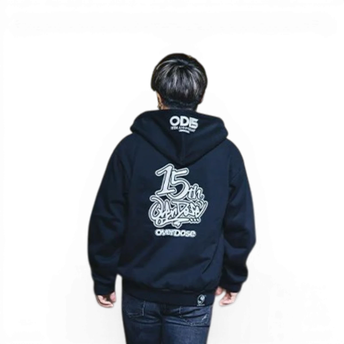 Sweat à capuche zippé Overdose 15th Anniversary, accessoire mode noir avec logo brodé, porté sur mannequin.
