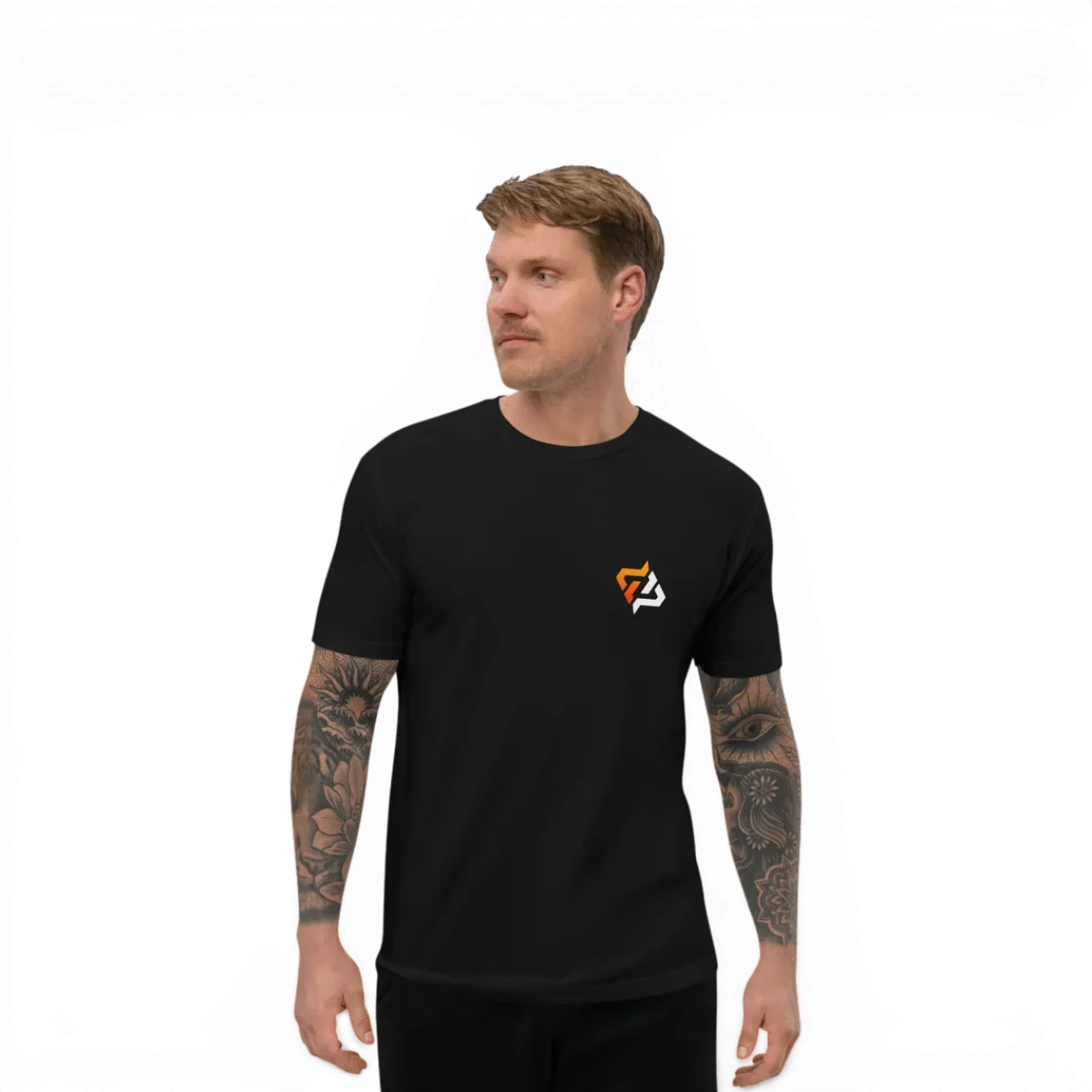 T-shirt DPZ 2024 de marque inconnue, vêtement décontracté en coton avec logo graphique, porté par un mannequin.