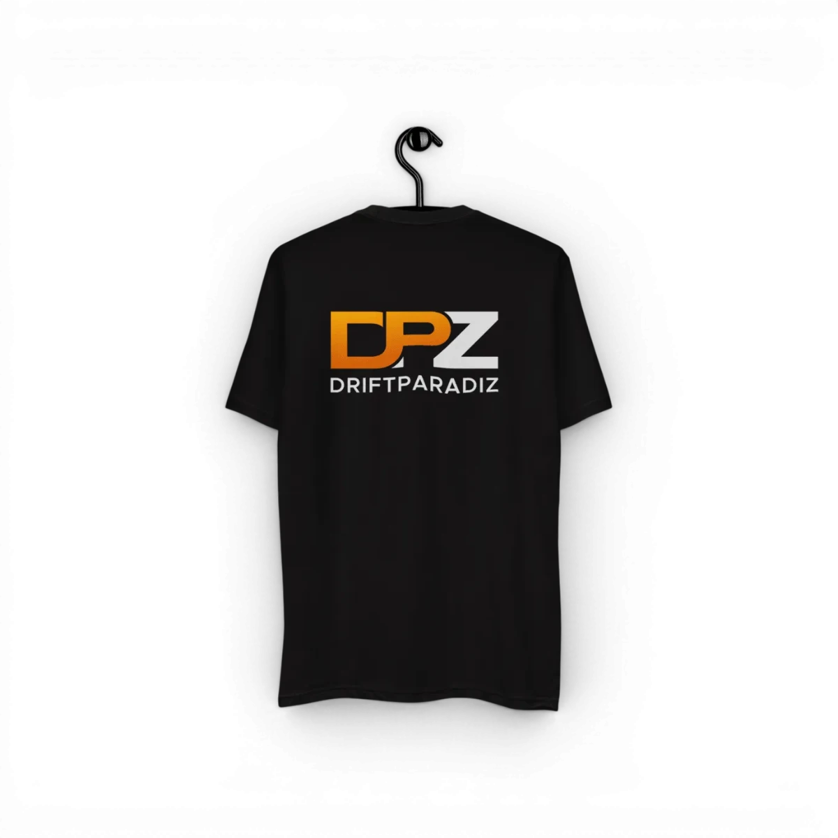 T-shirt DPZ 2024 de marque inconnue, en coton blanc avec logo coloré, porté sur mannequin.