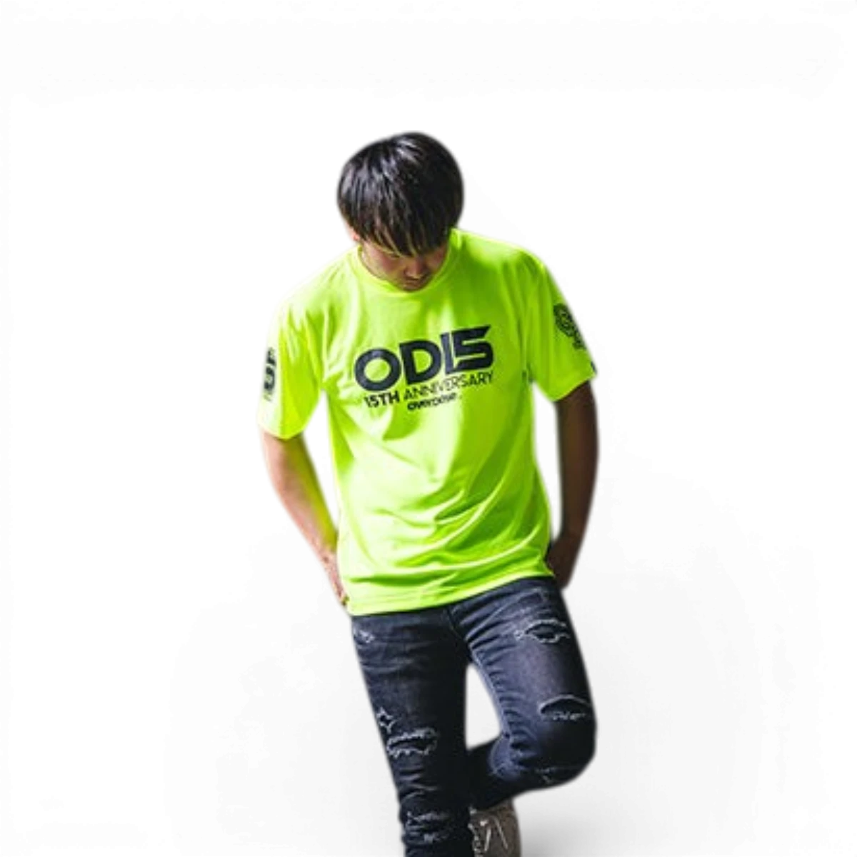 T-shirt Overdose 15th Anniversary, accessoire de mode avec logo et design spécial, porté sur mannequin blanc.