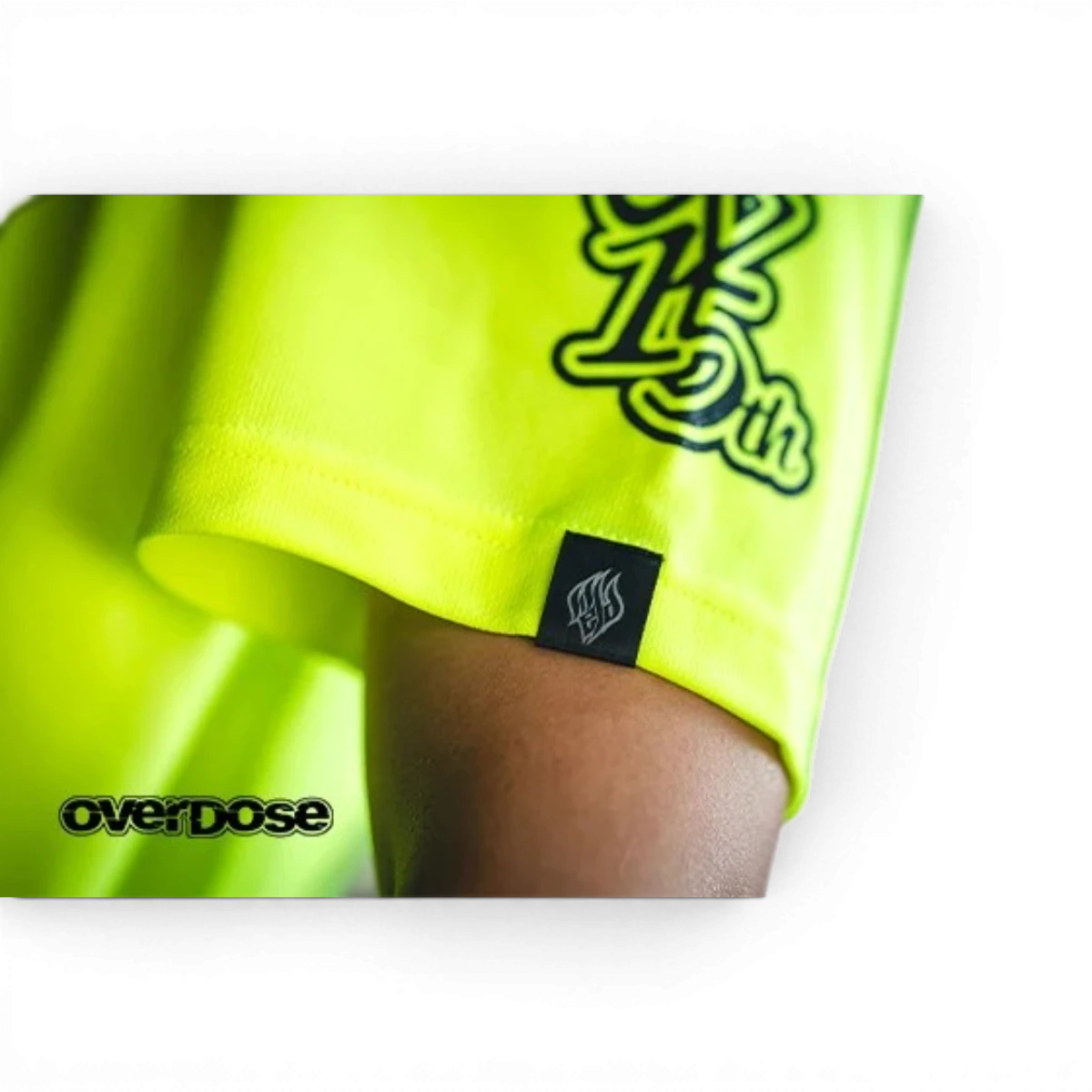 T-shirt Overdose 15th Anniversary, accessoire de mode, avec logo et design spécial en couleur noire et graphique.