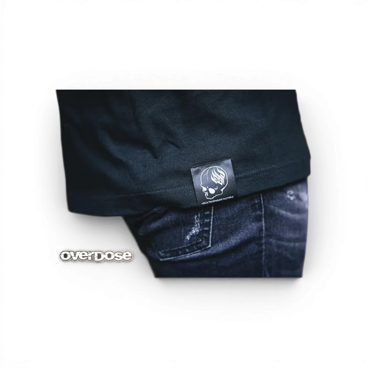 T-shirt Overdose 15th Anniversary avec logo et design graphique, en coton, porté par un mannequin.