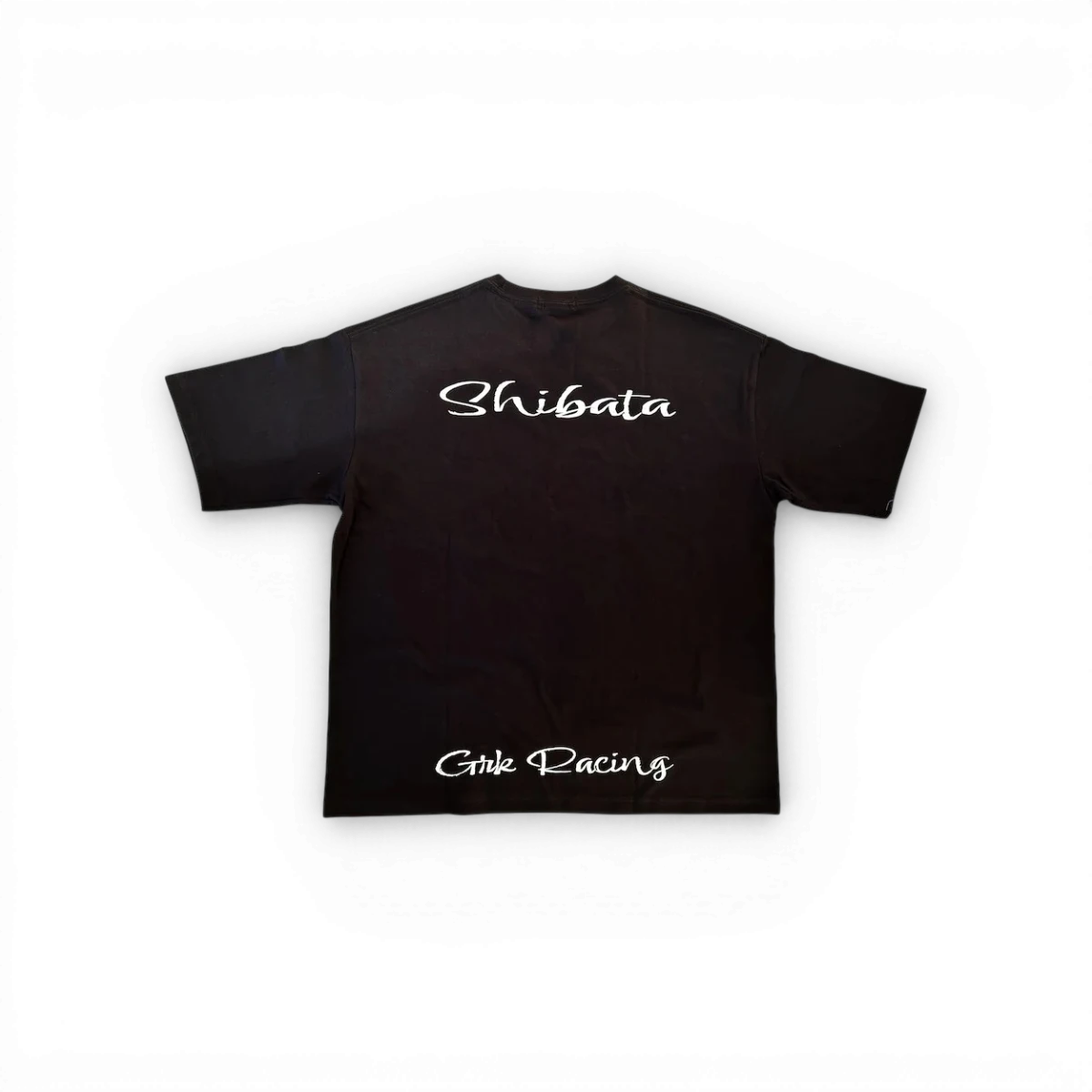 T-shirt oversize en coton SHIBATA GRK Racing, style décontracté avec logo graphique, porté par un mannequin.