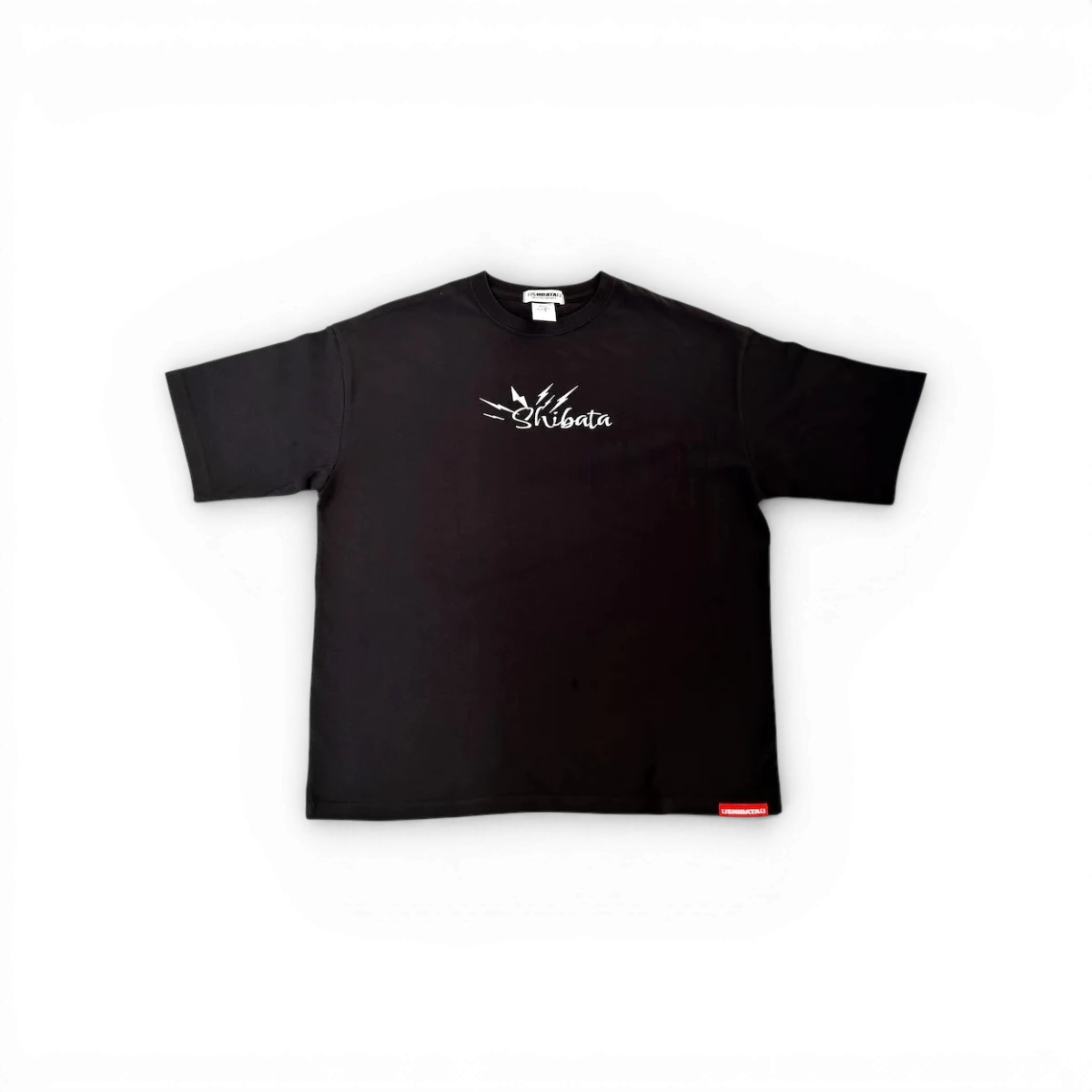 T-shirt oversize en coton SHIBATA GRK Racing avec logo, porté sur mannequin, tissu doux et coupe ample, style décontracté.