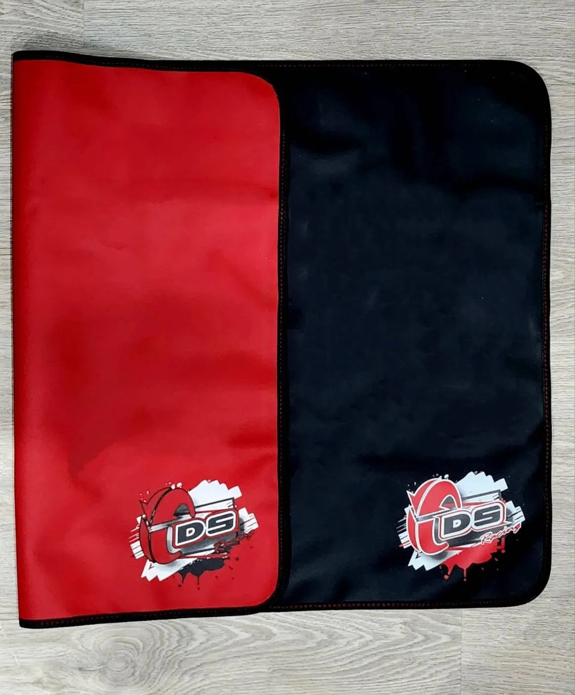 Tapis double face DS Racing pour accessoires, avec surface antidérapante et finition résistante, conçu pour stand.