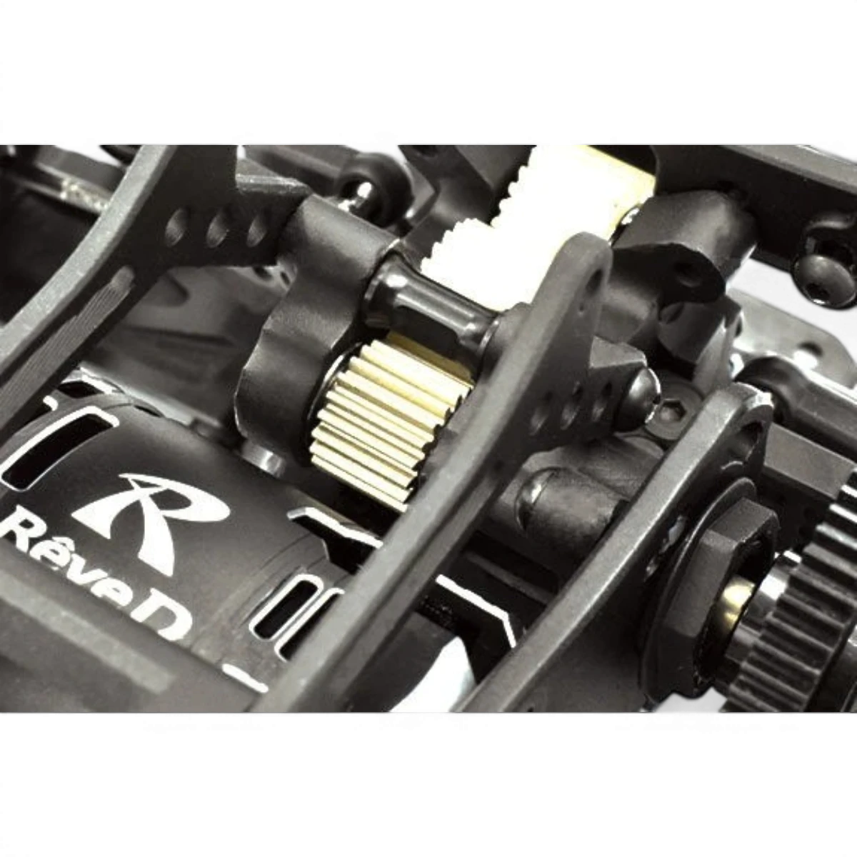 Arbre supérieur MC-1 RDX Team Reve D, pièce détachée pour voiture RC, avec détails en métal et conception précise.